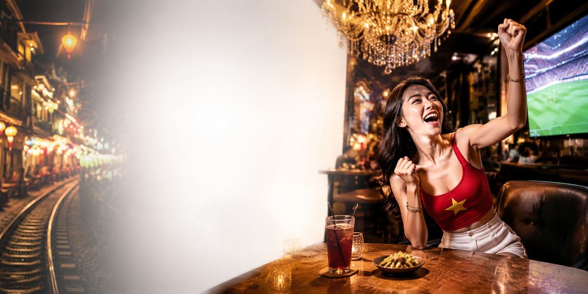 Người dùng xem kèo cá cược tại quán cà phê Hà Nội